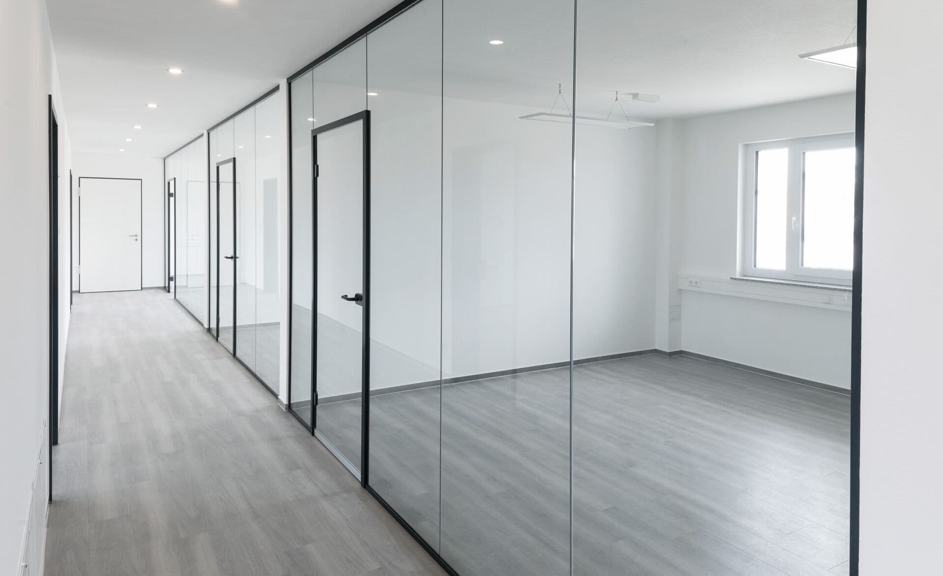 Glasbau West: Spezialist für hochwertige Glastrennwände Krefeld