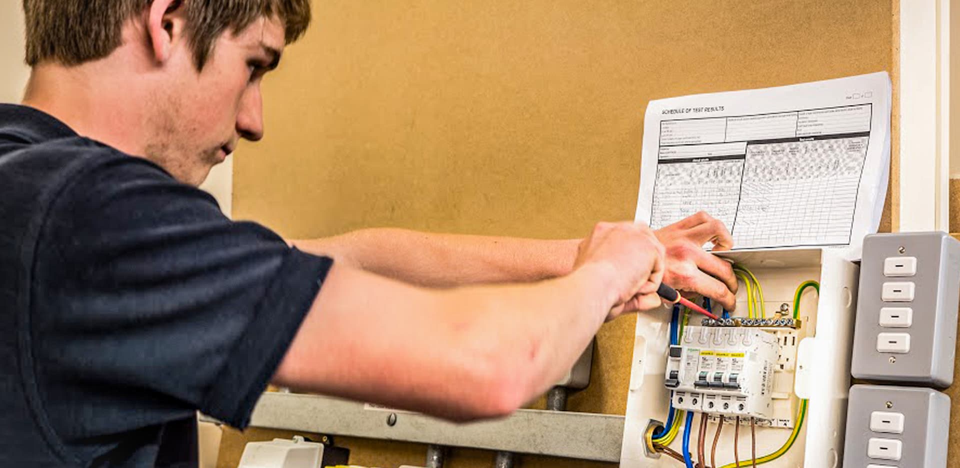Prüfung ortsfester elektrischer Anlagen: Häufige Fragen und Antworten