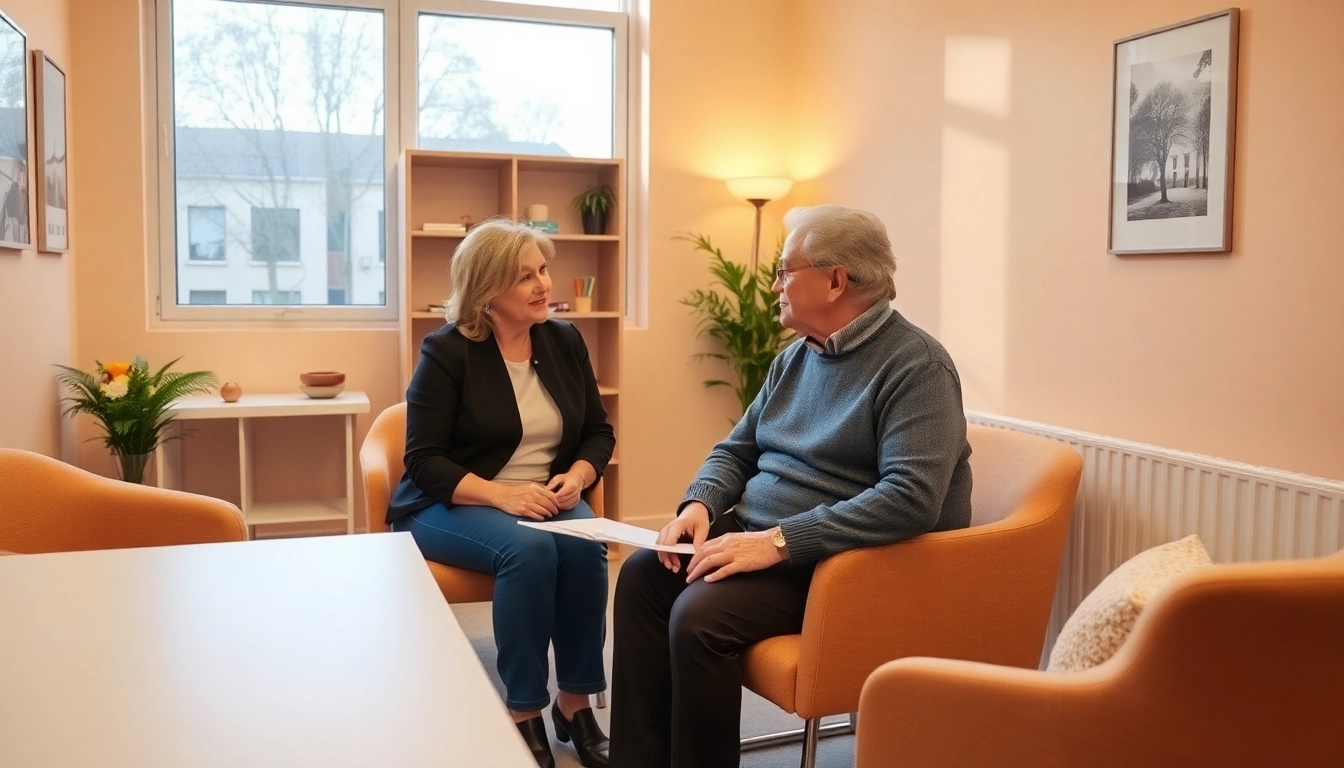 Professionelle pflegeberatung köln, die einen älteren Klienten in einem einladenden Beratungsraum unterstützt.
