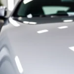 Professionelles Auto Detailing in München, glänzendes Auto in der Stadt am Tag