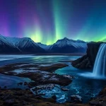 Entdecken Sie die unvergessliche Reise nach Island mit spektakulären Nordlichtern über einer schneebedeckten Landschaft und glitzernden Gewässern.